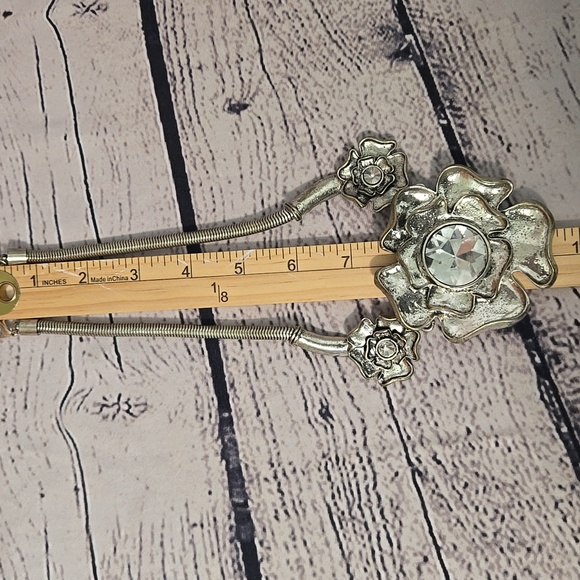 Vintage Chunky Metal Flower Necklace - Picture 7 of 8